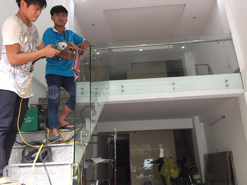 Thi công cầu thang kính bắt tay vịn inox tại 35 Trung Kính